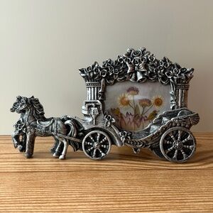 Silver/Black Horse Drawn Carriage Resin Picture Frame With Pressed Flowers 2x2.5